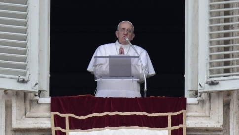 Papa: "Fermare le stragi di migranti, sono crimini che offendono l'umanità"