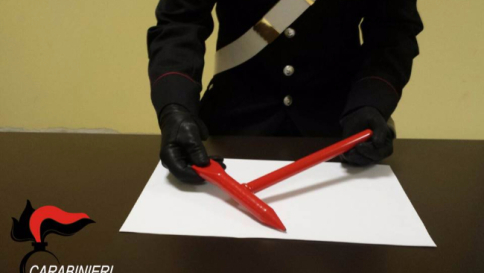 Milano, aggredisce e spacca testa a una 22enne per rapinarla: preso