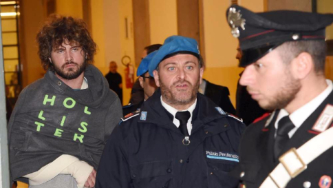 Coppia dell'acido, il padre di Pietro in aula:"Loro hanno deturpato mio figlio"