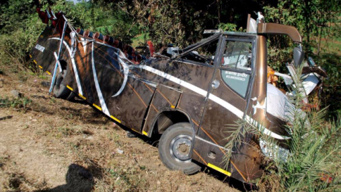 Bus calciatori in burrone: 18 morti