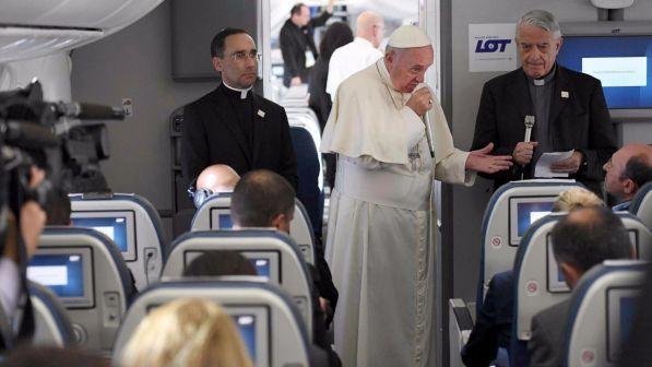 Papa: "Ho accompagnato i gay, Gesù non li manderebbe via. La teoria gender è contro le cose naturali"