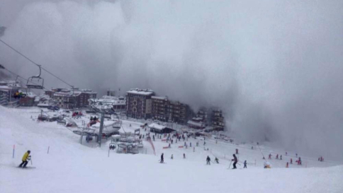 Enorme valanga in Valle d'Aosta: una nuvola di neve avvolge e oscura Cervinia