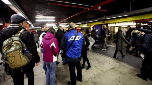 Trolley sospetto a Milano Centrale, interrotta metropolitana 3