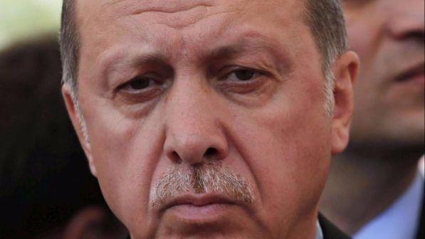Erdogan sfida ancora Berlino: "Il reporter tedesco arrestato è un terrorista"