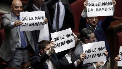 Scuola, la riforma è legge tra le proteste Giannini: "Non è atto finale, ma iniziale"