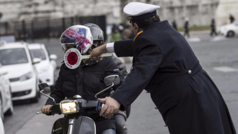 Smog, Roma senza macchine nella fascia verde: multati oltre 200 automobilisti