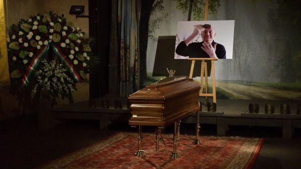 Milano, alle 12 il funerale laico per Dario Fo