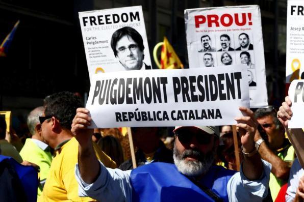 Catalogna, migliaia di separatisti in piazza a Barcellona