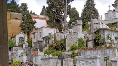 Rivendevano le cappelle del cimitero all'insaputa dei titolari: 17 indagati
