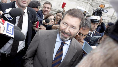 Roma, Marino restituisce i 20mila euro "Mai detto 'farò i nomi', ora querelo"