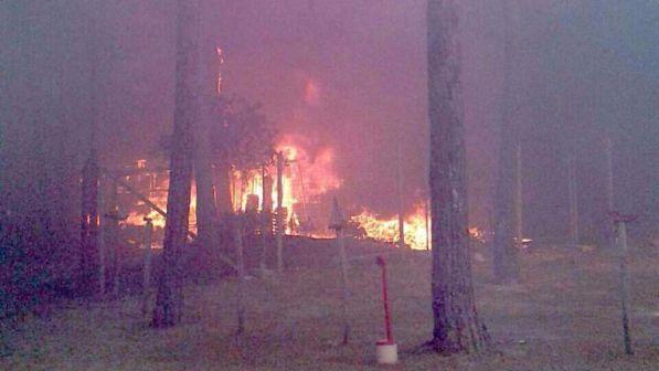 Volontari dei vigili del fuoco appiccavano roghi