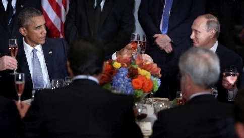Stretta di mano e brindisi tra Obama e Putin al pranzo a margine dell'assemblea dell'Onu