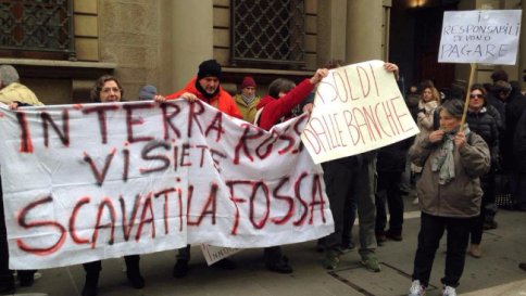 Banche, protesta risparmiatori ad Arezzo: cercano di entrare in sede Banca Etruria