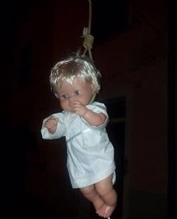 La Spezia, rapito e impiccato il Bambino Gesù del presepe cittadino