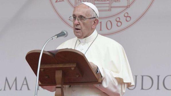 Il Papa: "L'egolatria apparentemente dà benessere ma aumenta poveri"