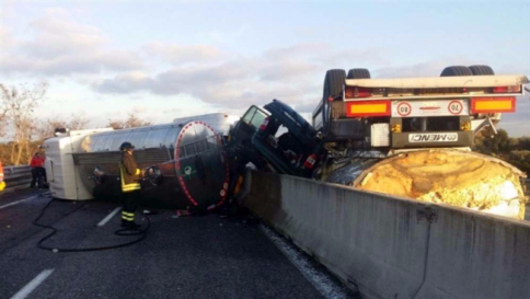 Grave incidente a Brindisi, un Tir si ribalta e travolge tre auto: cinque morti