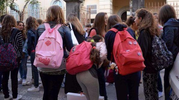 Lezione di musica nel giardino della scuola di Mezzago, la Siae: "pagate"