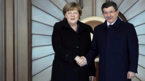 Crisi Siria, Merkel: "Inorridita dai raid russi, gravi sofferenze ai civili"