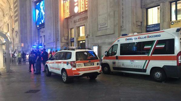 Accoltellati in stazione Centrale a Milano: due ancora in ospedale