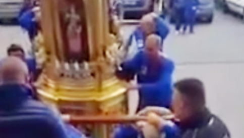 Catania, doppio "inchino" davanti alla casa di un boss durante la festa patronale