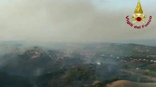 Incendio nel Messinese, evacuate venti abitazioni