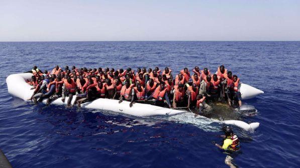 Migranti, naufragio di un gommone al largo della Libia: 126 morti