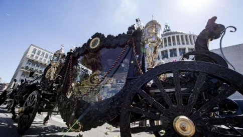 Sei cavalli, una carrozza e la banda: il funerale del boss è in stile "Il Padrino"