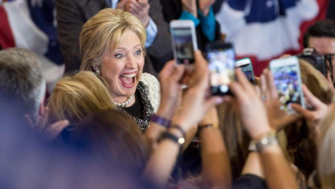 Usa 2016, la Clinton stravince in South Carolina e sfida Trump: "Giù tutti i muri"