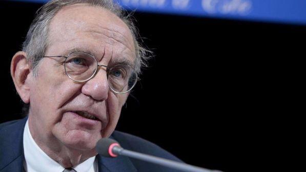 Padoan: "Il taglio cuneo? La priorità è assumere i giovani"