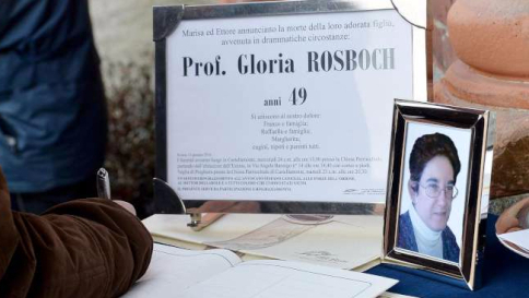 L'addio a Gloria Rosboch, il parroco: fermare l'omicida, non ripeta il gesto
