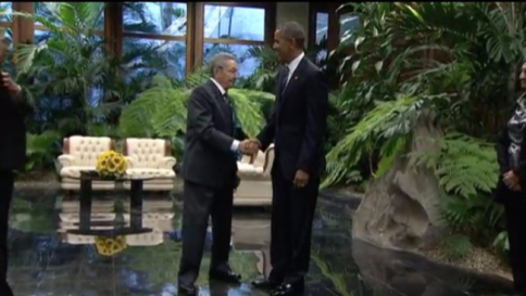 La visita del presidente Usa a Cuba, storica stretta di mano tra Obama e Raul Castro