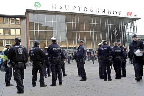 Violenze Capodanno, 379 denunce Merkel: "Niente asilo ai colpevoli"