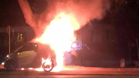 Rogo dopo schianto di un'auto e una moto a Roma, centauro avvolto da fiamme: grave