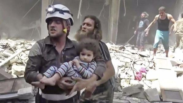 Siria, raid su mercato in città ribelle: almeno 53 morti