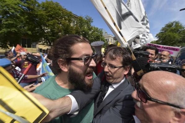 Corteo pro migranti, gruppetto antagonisti contesta il sindaco Sala