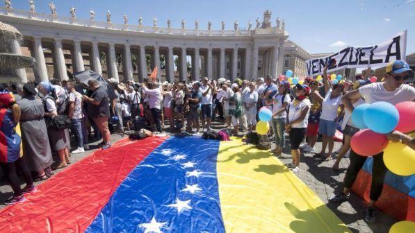 Il Papa saluta i venezuelani: "Preghiamo per il vostro Paese"