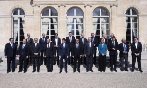 Renzi: "No alle riunioni ogni 15 giorni" Migranti, Hollande: difesa comune frontiere