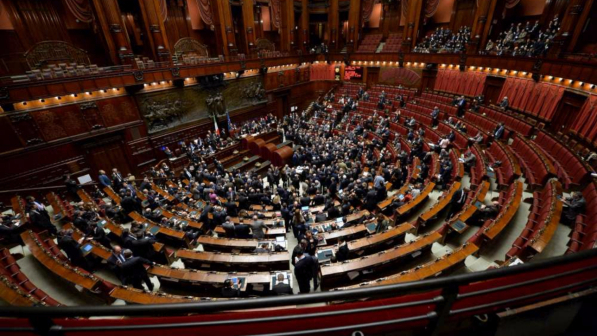Ddl acqua, via libera della Camera: protestano M5s e Sinistra italiana durante la votazione