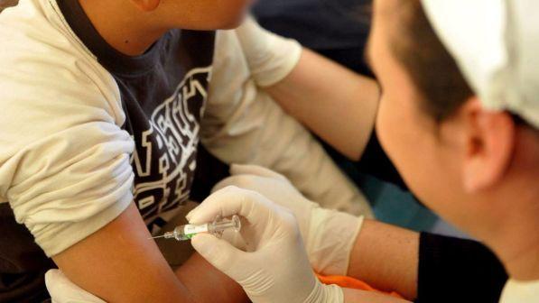 Obbligo vaccini, sospesa potestà genitoriale in caso di inadempienza