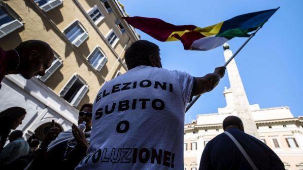 M5s in piazza Montecitorio: fischi e "buu" protesta per Mattarella