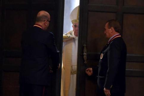 Papa Francesco apre la Porta Santa: ha inizio ufficialmente il Giubileo
