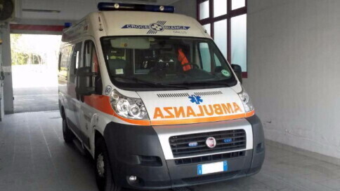 Litiga col marito e scende da auto sulla A26: travolta e uccisa