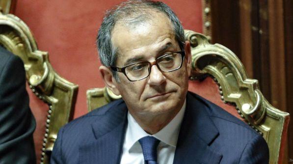 Scontro Italia-Francia, il ministro Tria annulla viaggio a Parigi