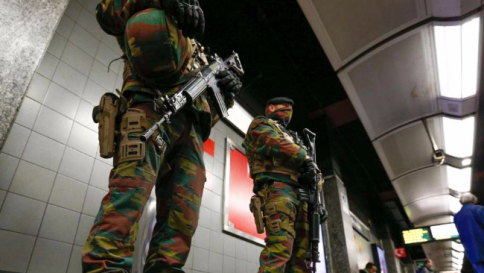Belgio, vicepremier: "Stiamo dando la caccia a dieci kamikaze armati di Kalashnikov"