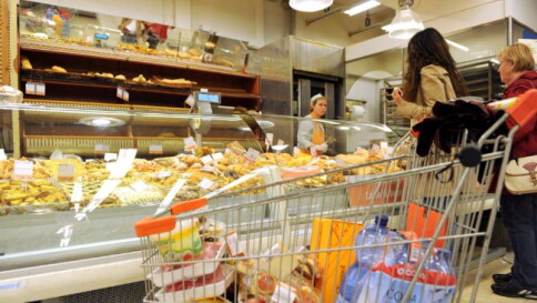 Famiglie, la spesa media scesa del 6,3% Otto su dieci aspettano offerte e saldi