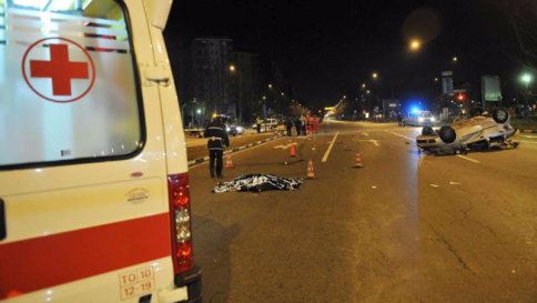 Auto tamponata si schianta contro un semaforo a Torino: morti 3 ragazzi