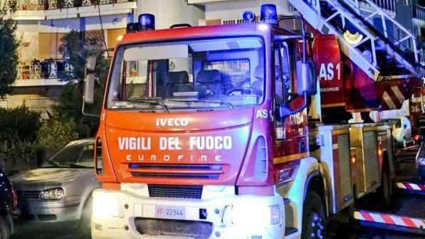 Lucca, incendio di vaste proporzioni in un magazzino di calzature