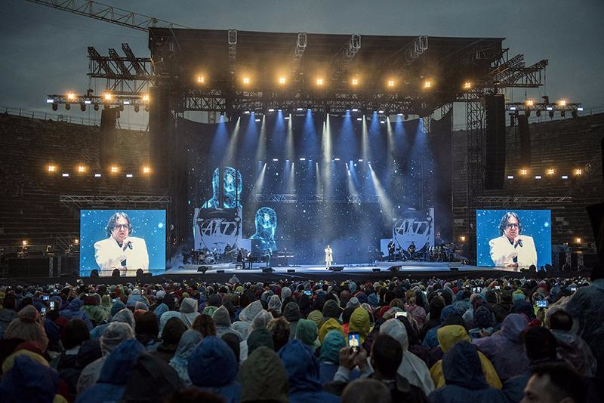 Renato Zero canta e incanta all’Arena di Verona: buona, anzi buonissima, la prima con 12mila persone