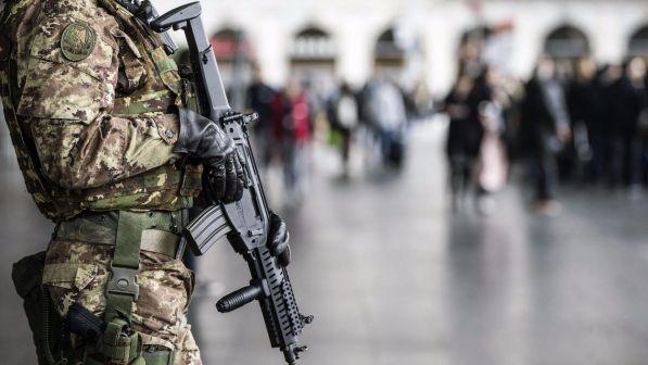 Milano, tensione tra migranti e forze dell'ordine: contusi un agente e un militare