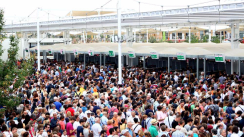 Expo, donna si finge incinta per saltare le code